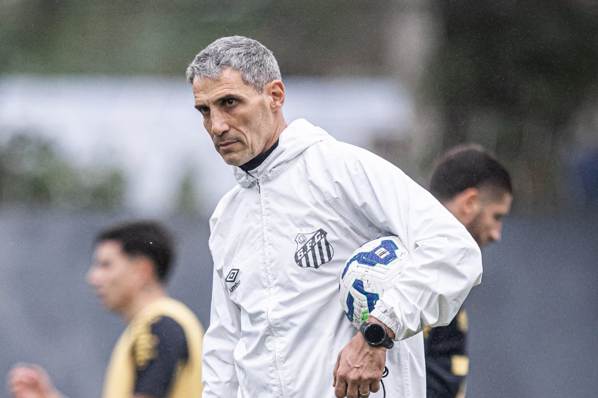 Vojvoda comanda treino do Santos (foto: Raul Baretta/ Santos FC)
