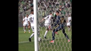 Defesa do Volta Redonda ficou indecisa em lance do segundo gol do América - Crédito: 