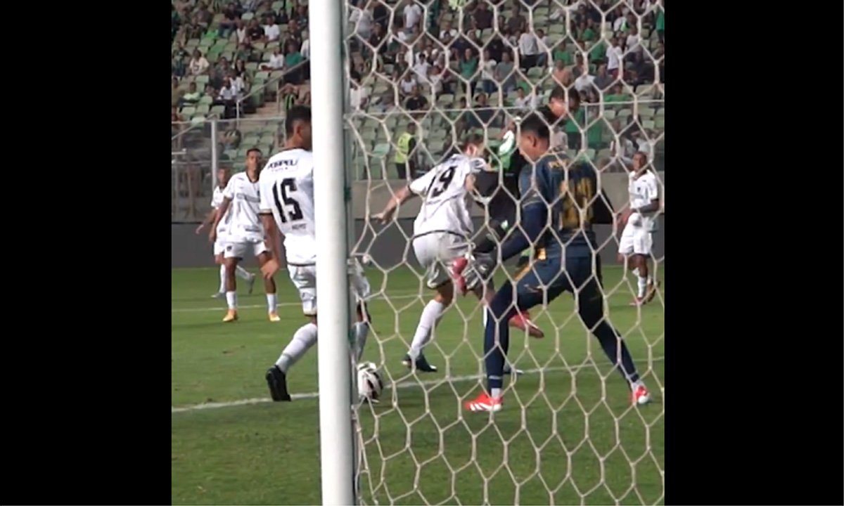 Defesa do Volta Redonda ficou indecisa em lance do segundo gol do América (foto: Reprodução/América/X)