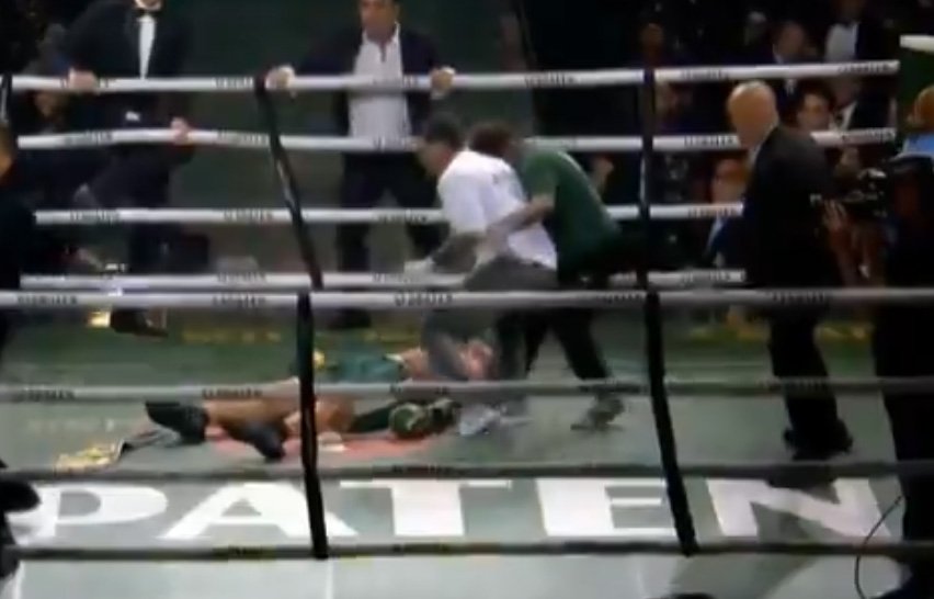 Wanderlei Silva caiu após ser atingido no rosto por um integrante da equipe de Popó (foto: Reprodução/Globo)