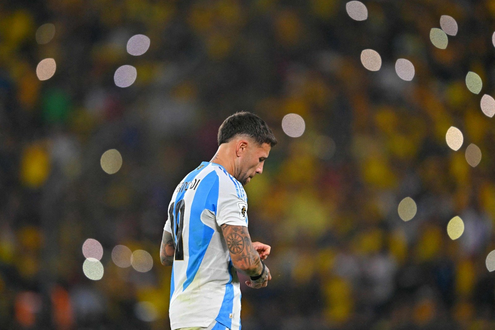 Nicolás Otamendi cabisbaixo em jogo da Argentina (foto: Rodrigo Buendia/AFP)