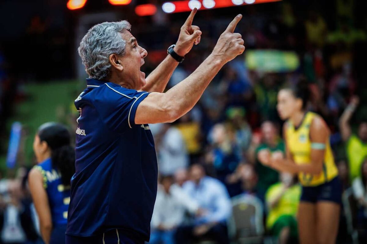 Zé Roberto Guimarães durante partida do Brasil contra a Itália no Mundial Feminino de Vôlei (foto: Divulgação/FIVB)