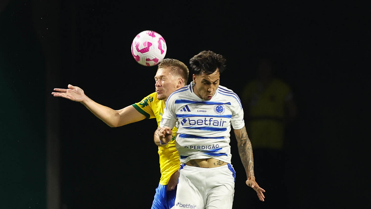 Cruzeiro e Palmeiras empatam pelo Brasileiro em jogo com expulsão e gol anulado