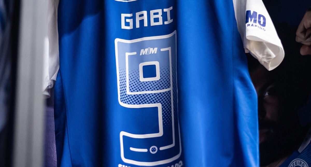 Gabi veste a camisa 9 do Cruzeiro (foto: Gustavo Aleixo/Cruzeiro)
