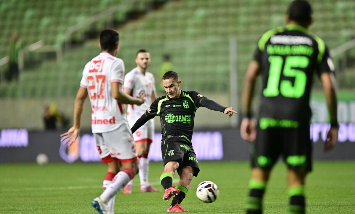 Felipe Amaral chutou de longe e marcou para o América contra o Vila Nova (foto: Mourão Panda/América)