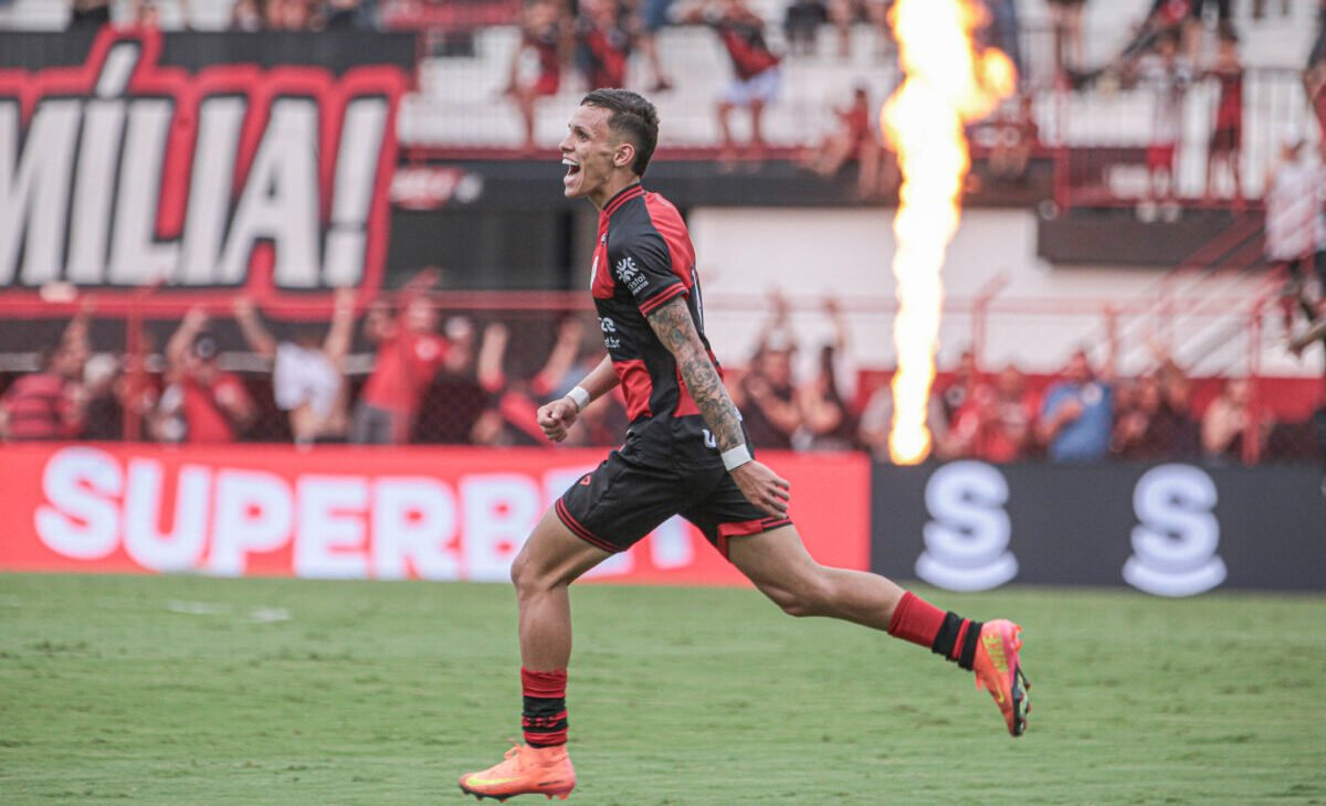 Yuri fez o gol da vitória do Atlético-GO sobre o Vila Nova (foto: Bruno Corsino/Atlético-GO)