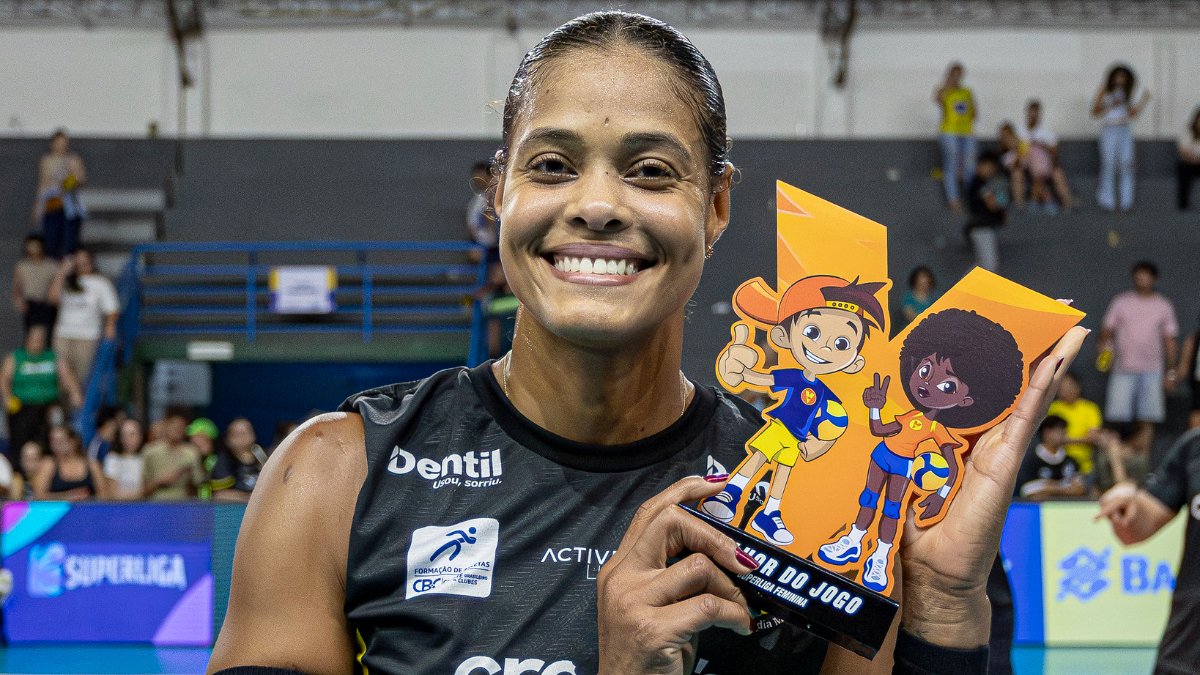 Adenizia posa com troféu Viva Vôlei após vitória do Praia Clube sobre o Maringá (foto: Bruno Cunha/Praia Clube)
