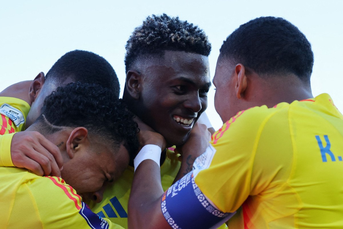 Jogadores da Colômbia comemoram um dos três gols de Néiser Villarreal na vitória sobre a Espanha no Mundial Sub-20 (foto: JAVIER TORRES/AFP)