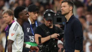 Vinícius Júnior deixa campo revoltado com Xabi Alonso por substituição no clássico entre Real Madrid e Barcelona - Crédito: 