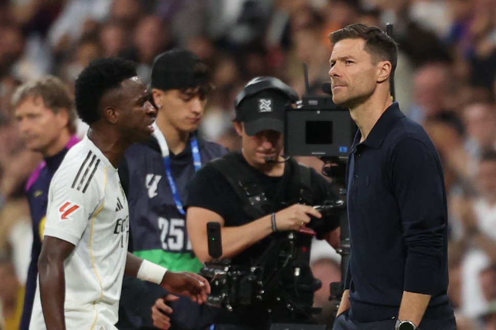 Vinícius Júnior deixa campo revoltado com Xabi Alonso por substituição no clássico entre Real Madrid e Barcelona (foto: OSCAR DEL POZO/AFP)