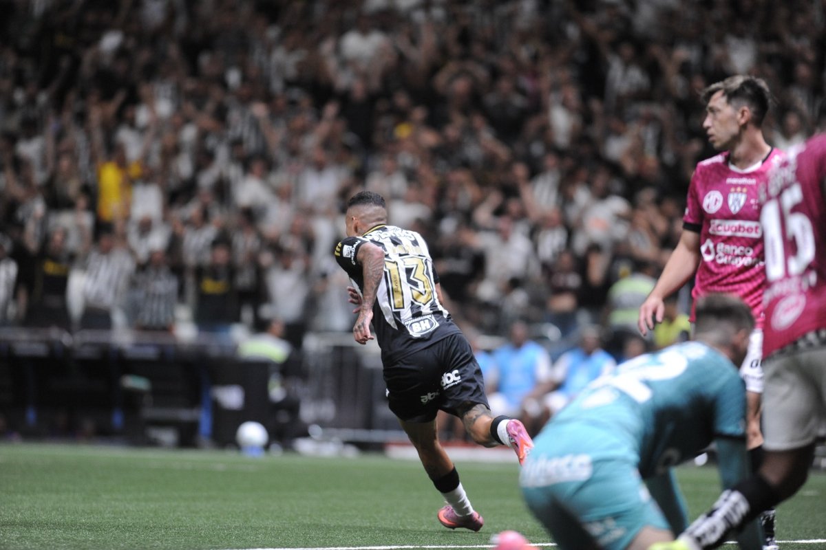 Arana comemora o primeiro gol do Atlético contra o Del Valle (foto: Alexandre Guzanshe/EM/DA.Press)