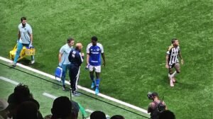 Jonathan Jesus conversou com Leonardo Jardim antes de voltar a campo - Crédito: 