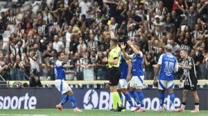 Zanovelli se corrigiu nos dois lances e trocou o cartão - Crédito: 