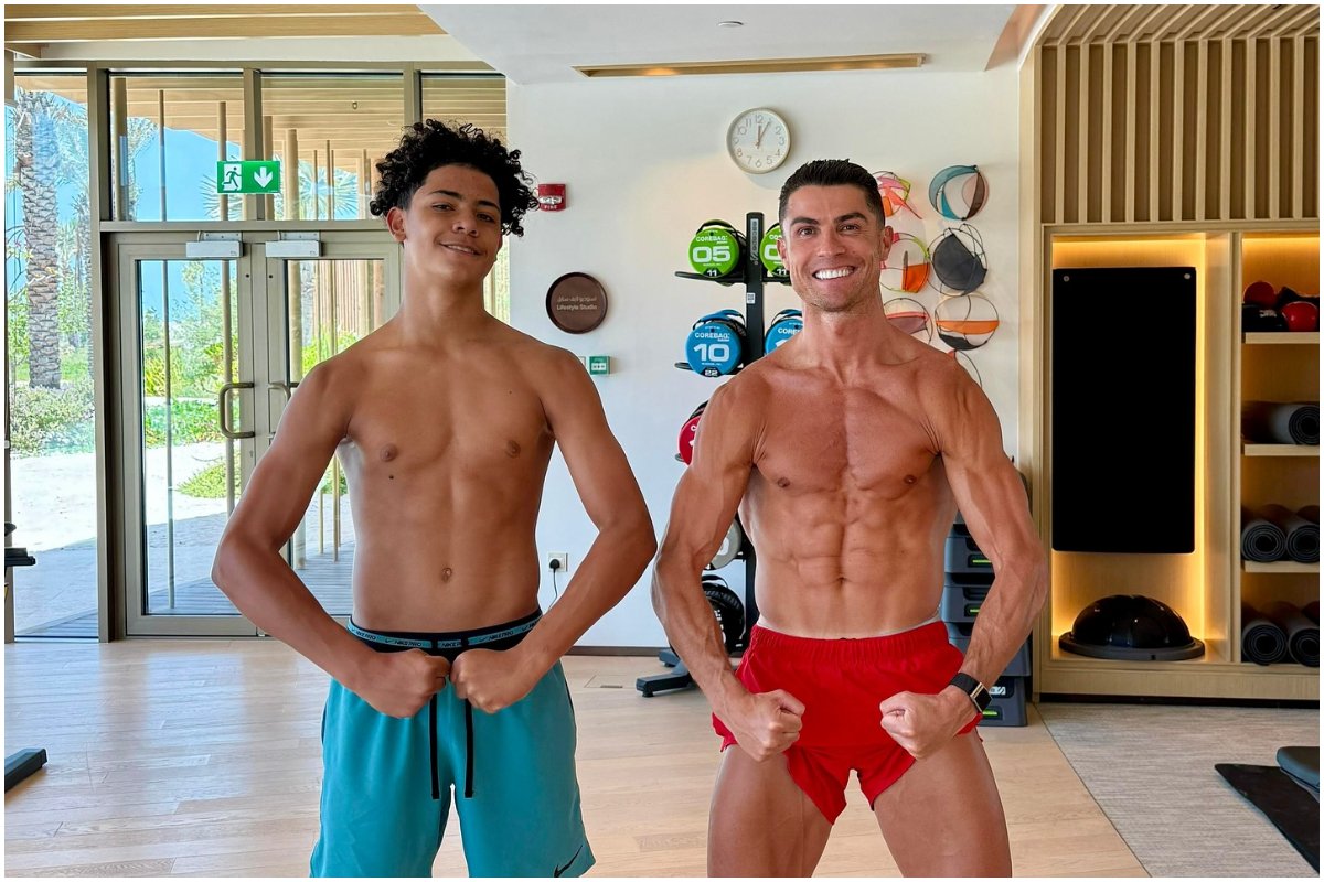 Cristiano Ronaldo e seu filho mais velho de mesmo nome posando sem camisa para foto (foto: Divulgação/Instagram)