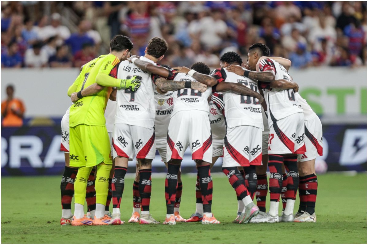 Jogadores do Flamengo juntos em campo (foto: Divulgação/Flamengo)