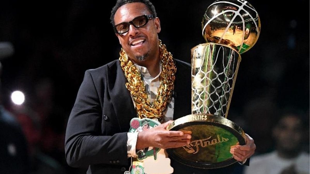 Atleta de basquete Paul Pierce posando para a foto com troféu da NBA (foto: Brian Fluharty / GETTY IMAGES NORTH AMERICA / Getty Images via AF)