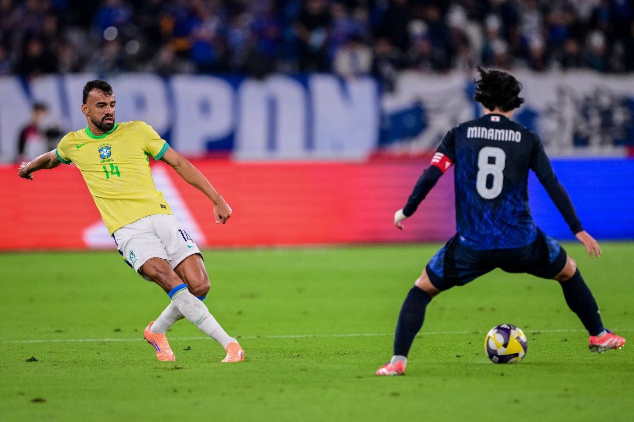 Fabricio Bruno em frente a jogador japonês - (foto: Yuichi Yamazaki / AFP)