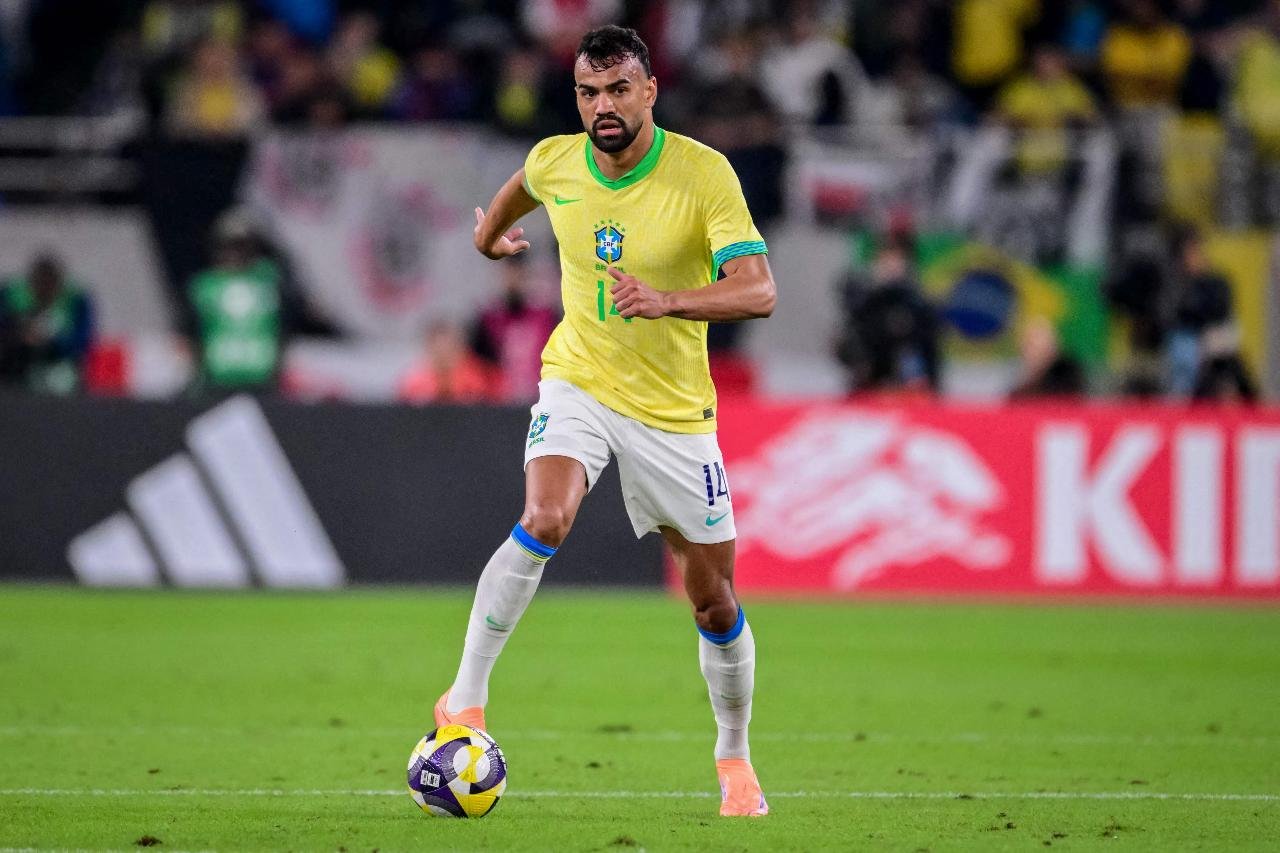 Fabricio Bruno conduz a bola em jogo (foto: Yuichi YAMAZAKI/AFP)