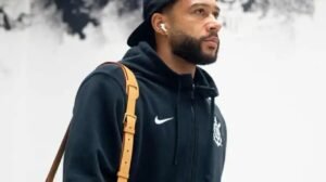 Memphis Depay em chegada à Neo Química Arena - Crédito: 