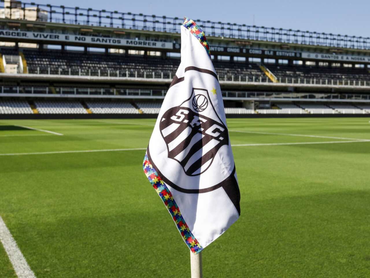 Bandeirinha do Santos na Vila Belmiro (Foto: Bruno Vaz/SFC) (foto: Bandeirinha do Santos na Vila Belmiro (Foto: Bruno Vaz/SFC))