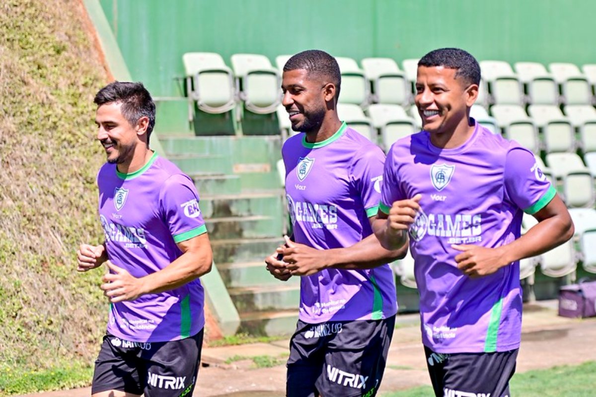 Maguinho (no canto direito) em treino no CT Lanna Drumond (foto: Mourão Panda / América)