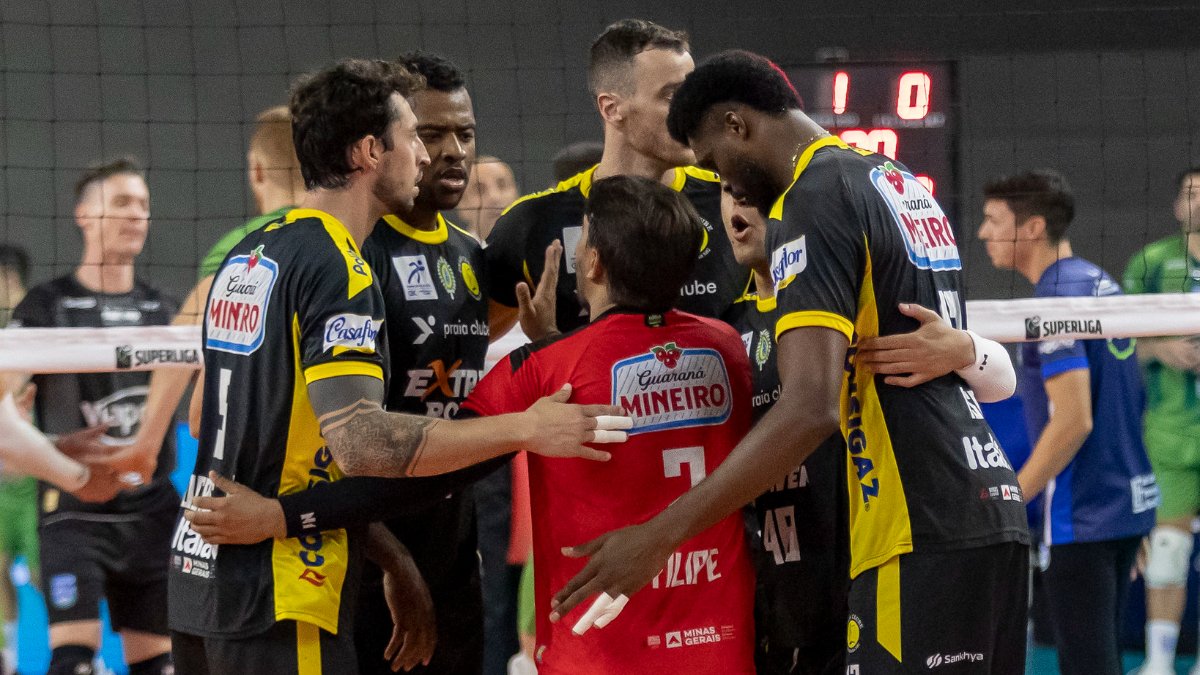 Time do Praia Clube em jogo da Superliga Masculina de Vôlei (foto: Bruno Cunha / Praia Clube)