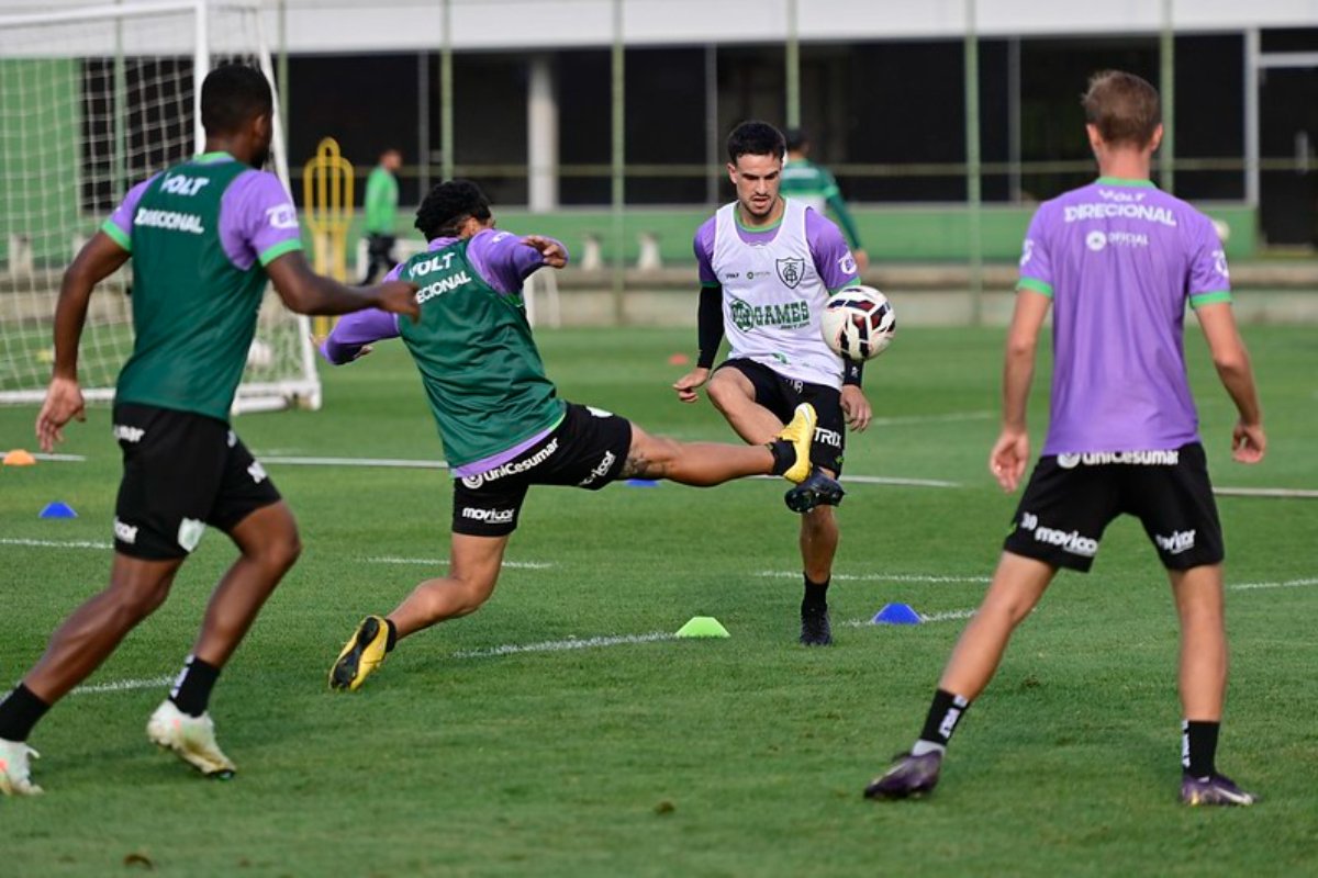 Jogadores do América em treino antes de jogo pela Série B (foto: Mourão Panda/América)