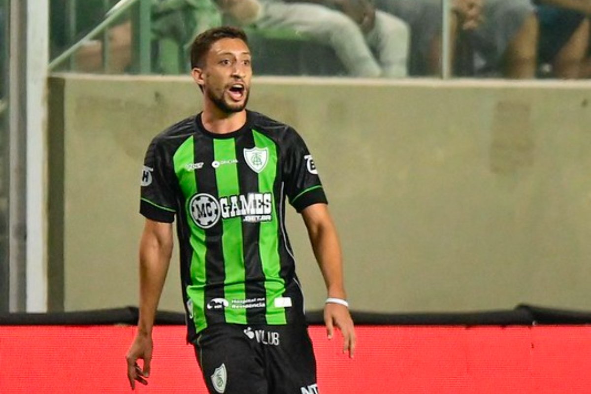 Julio, zagueiro do América, em atuação pela Série B (foto: Mourão Panda/América)