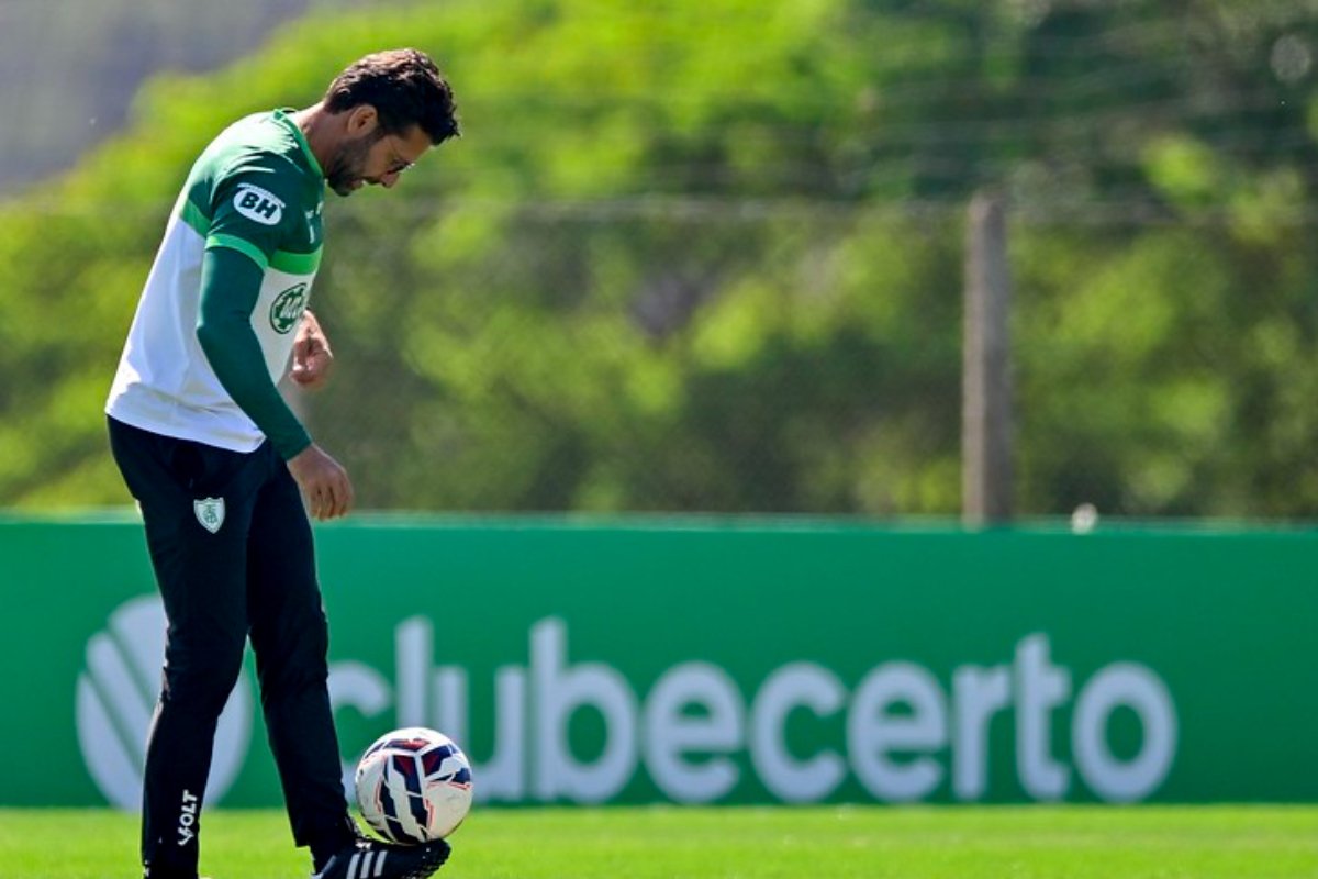 Alberto Valentim está no comando do América há quase dois meses (foto: Mourão Panda/América)