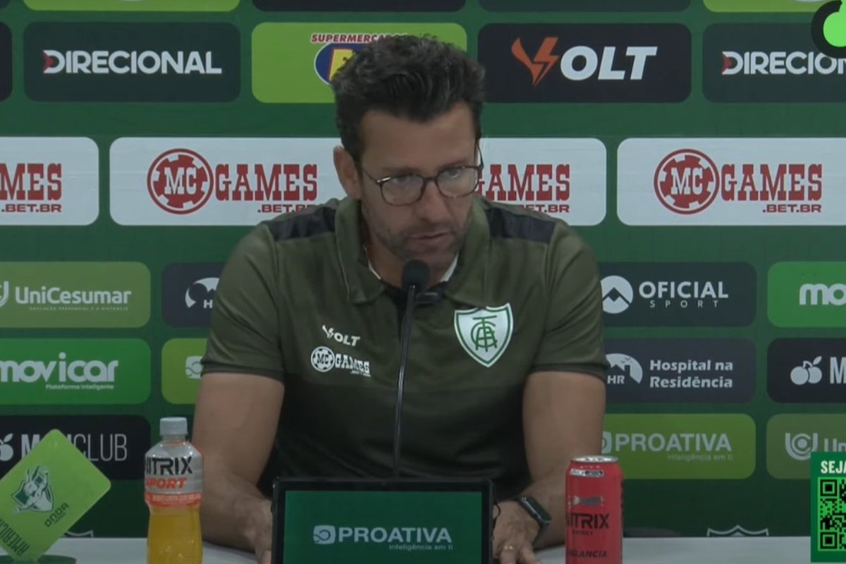 Alberto Valentim em entrevista coletiva do América (foto: Reprodução)