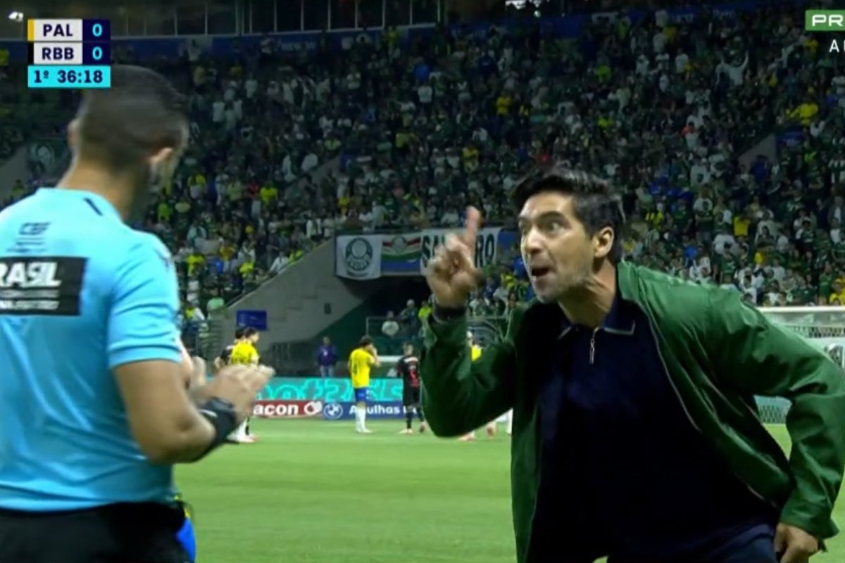 Abel Ferreira reclama com o quarto árbitro (foto: Reprodução)