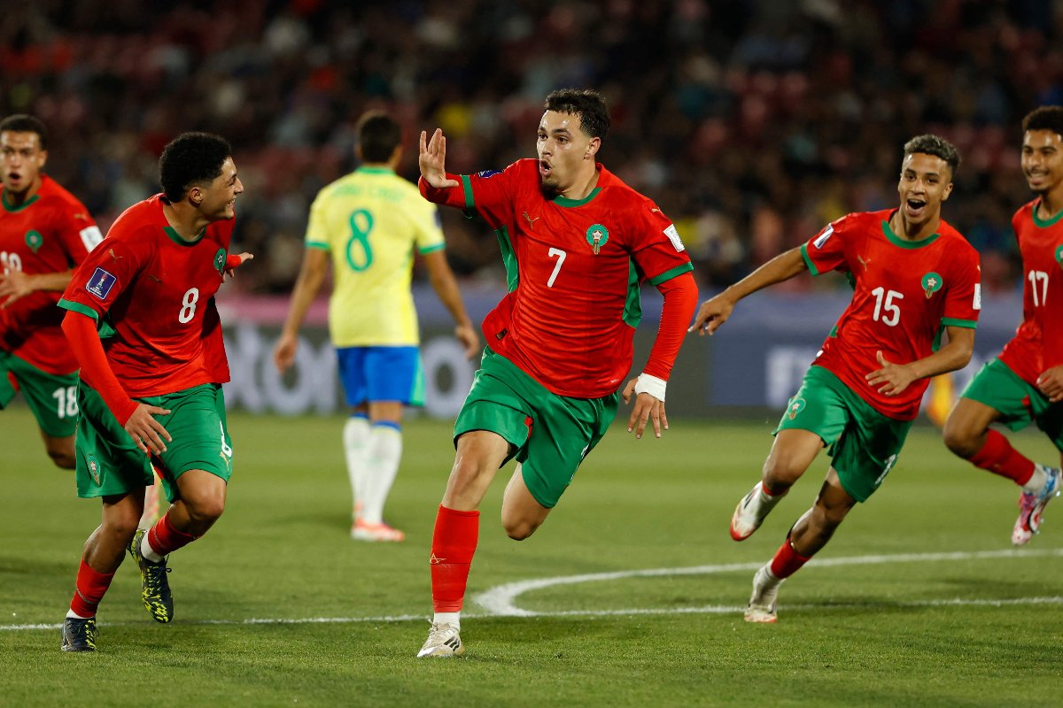 Jogadores do Marrocos comemoram gol contra o Brasil no Mundial Sub-20 (foto: Raul BRAVO / AFP)
