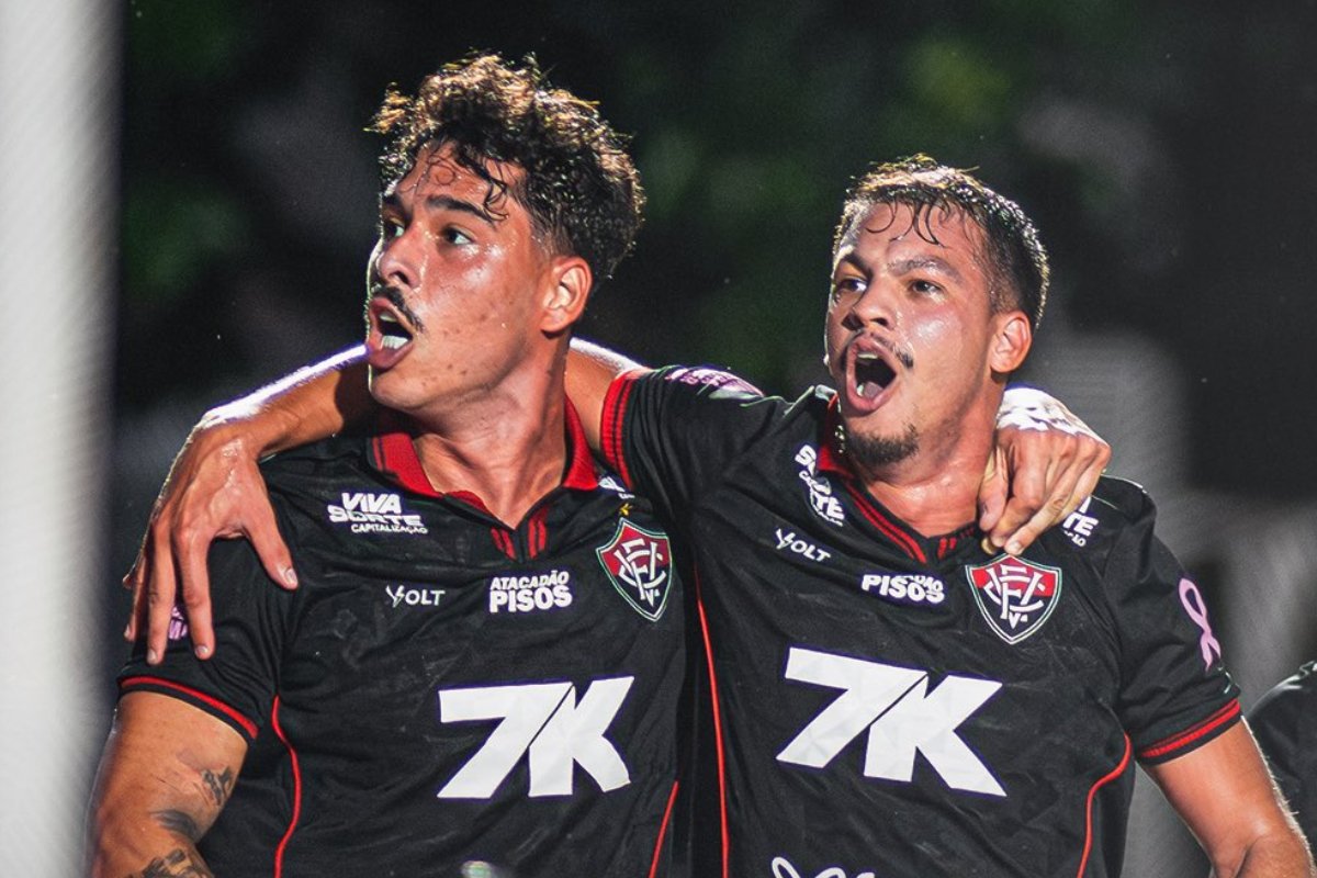 Jogadores do Vitória comemoram gol contra o Ceará (foto: Victor Ferreira / EC Vitória)