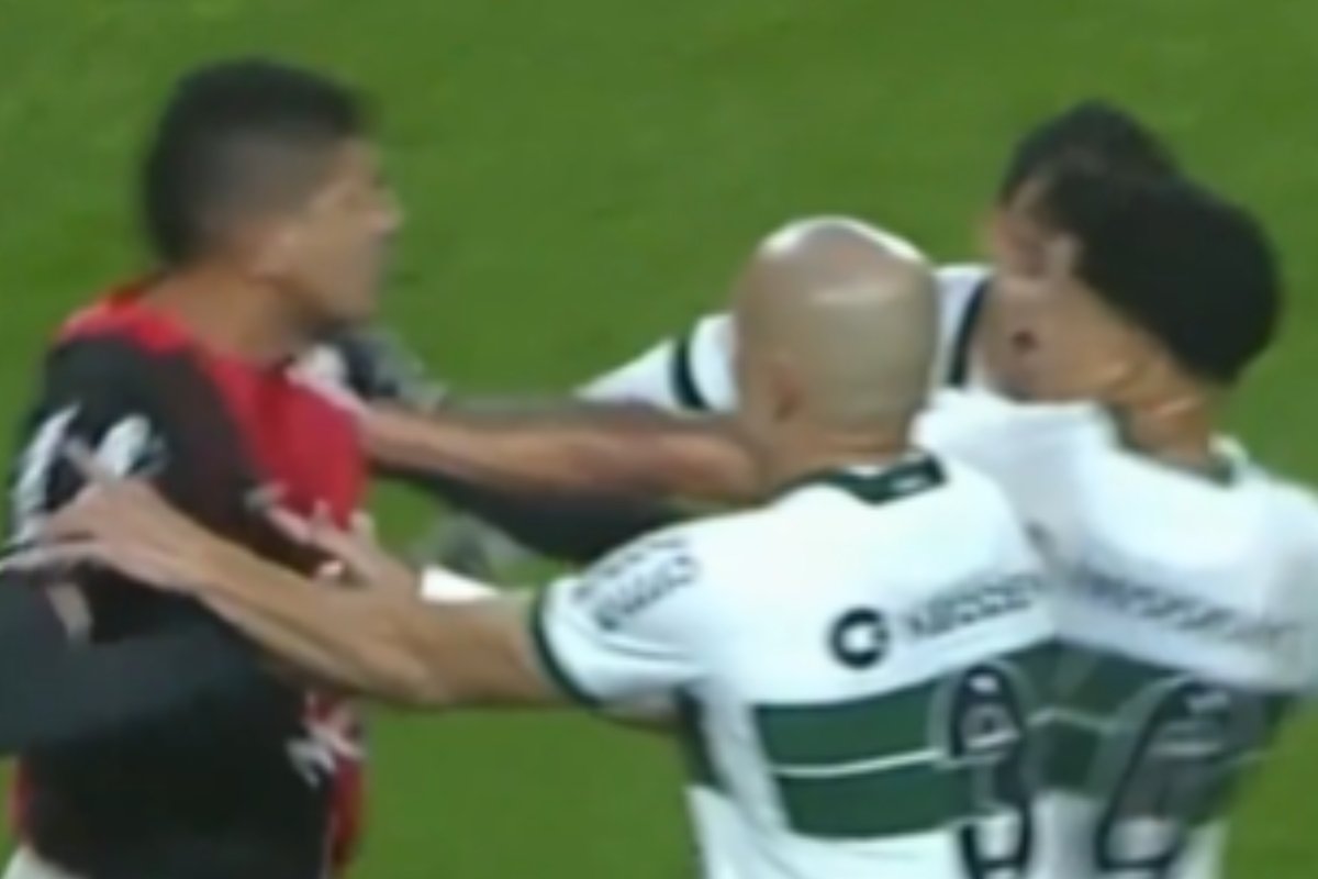 Jogadores se envolveram em confusão em Coritiba x Botafogo-SP (foto: Reprodução)