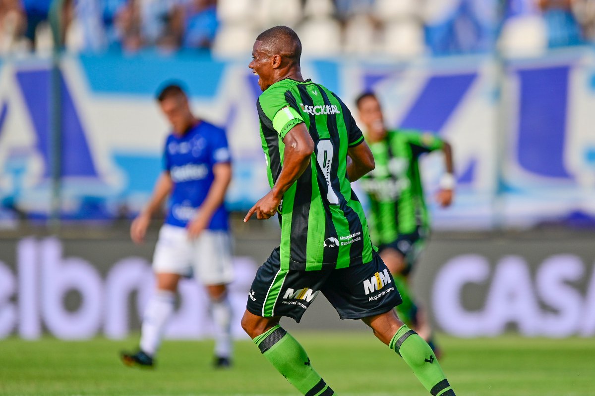 Jogador do América comemora gol contra o Cruzeiro em 2023 - (foto: Mourão Panda/América - 11/3/2023)