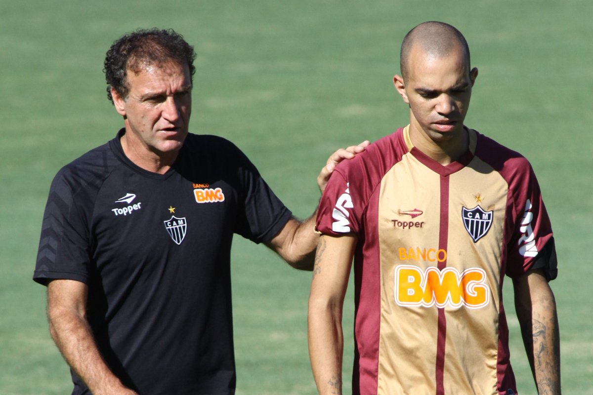 O técnico Cuca ao lado de Diego Tardelli durante treino do Atlético em 2013 (foto: Rodrigo Clemente/EM/D.A Press - 15/2/2013)