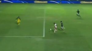 Lance do jogo entre Goiás e CRB pela Série B - Crédito: 