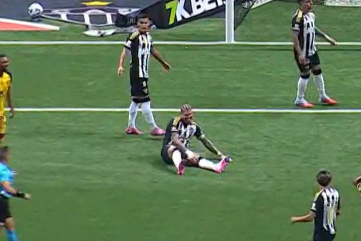 Lyanco caído no gramado da Arena MRV durante Atlético x Sport (foto: Reprodução)