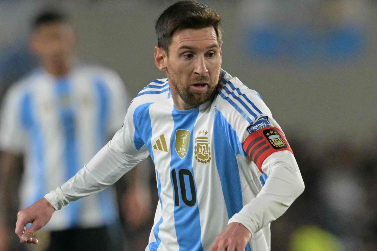 Lionel Messi em campo pela Argentina (foto: JUAN MABROMATA/AFP)