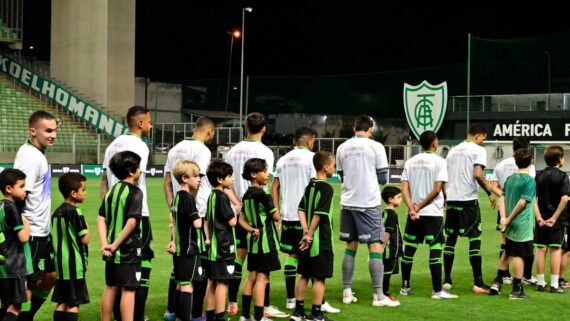 Jogadores do América antes de partida pela Série B (foto: Mourão Panda / América)
