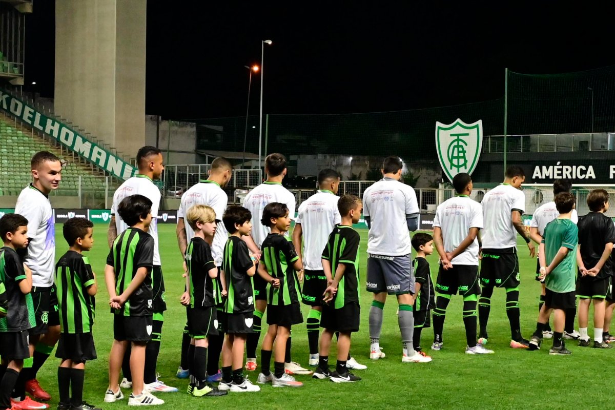 Jogadores do América antes de partida pela Série B (foto: Mourão Panda / América)