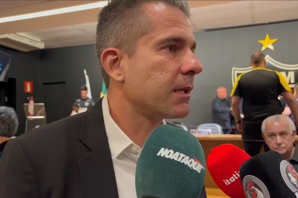 Victor, diretor de futebol do Atlético, em entrevista na sede do clube (foto: Lucas Bretas/No Ataque)