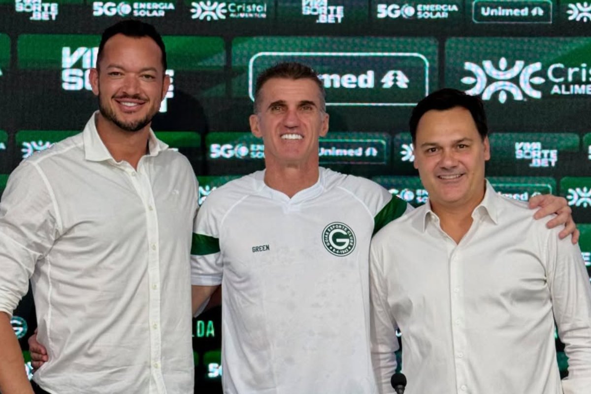 Réver (esquerda), Vagner Mancini (centro) e Fábio Mello (direita) em apresentação no Goiás (foto: Reprodução)