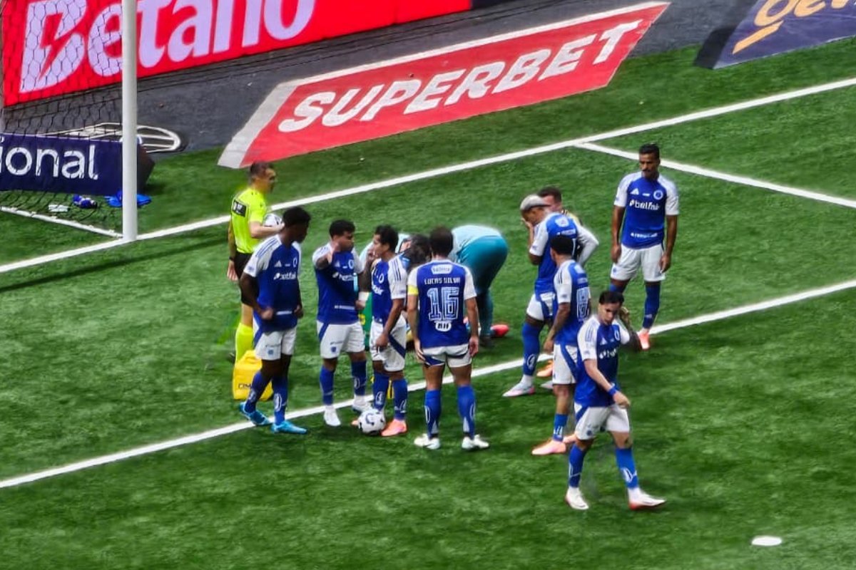 Jogadores e médicos do Cruzeiro ao redor de Cássio durante o clássico contra o Atlético - (foto: João Victor Pena/No Ataque)
