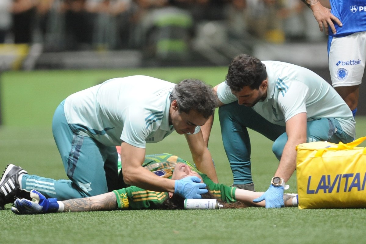 Cássio foi atendido pelos médicos do Cruzeiro durante o clássico contra o Atlético - (foto: Alexandre Guzanshe/EM/D.A. Press)