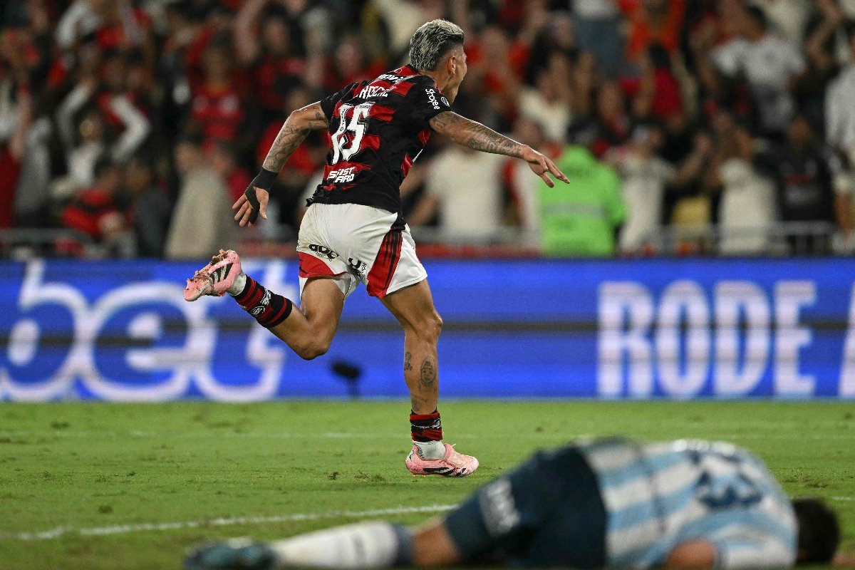 Carrascal comemora gol pelo Flamengo contra o Racing (foto: MAURO PIMENTEL/AFP)