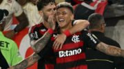 Carrascal comemora, junto de Léo Pereira, gol do Flamengo contra o Racing (foto: MAURO PIMENTEL/AFP)