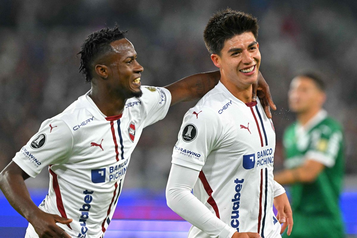Jogadores da LDU comemoram gol contra o Palmeiras pela Libertadores (foto: RODRIGO BUENDIA/AFP)
