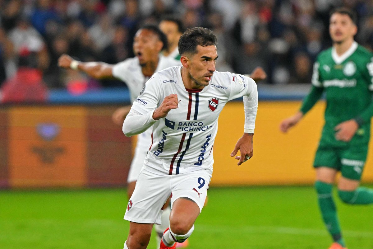 Jogadores da LDU comemoram gol contra o Palmeiras pela Libertadores (foto: RODRIGO BUENDIA/AFP)
