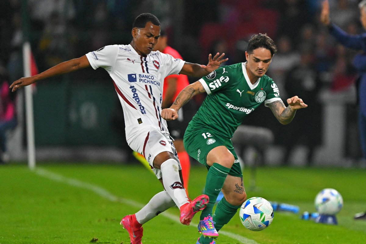 Lance do jogo entre LDU e Palmeiras pela Libertadores (foto: RODRIGO BUENDIA/AFP)
